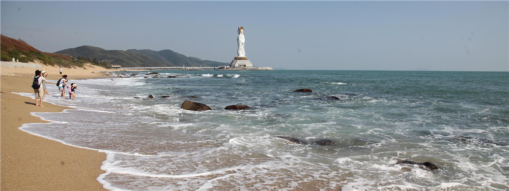游客在南山海边游玩_副本.jpg